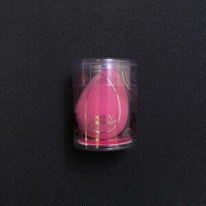 BEAUTYBLENDER Original Beautyblender® Sponge in Limited Edition Electric Violet